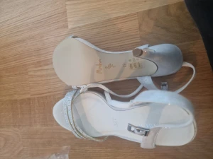 Klackor - Snygga klackskor stl 38 knappt använda 