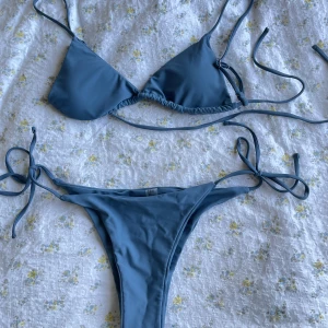 Bikini - Så fin färg!! Aldrig använd🫶🏽  Storlek M men skulle säga mer s/xs  Två olika modeller på underdel följer med