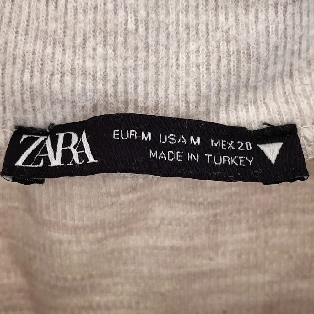 En kort tröja från Zara, använd fåtal gånger, gott skick 🌸. Skjortor.