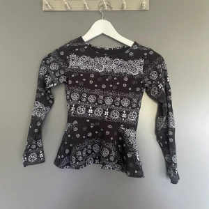 supersöt blus - supersöt blus, lite croppad och kortare i armarna då den ursp är från barnavdelning men jag tycker den sitter fint ändå🥰