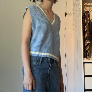 Stickad väst - Stickad väst från HM divided. Jättefin ljusblå färg. Bra skick, inte sliten alls. Passar fint att styla som den är eller över tex en skjorta. Kontakta mig gärna vid intresse!