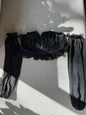 Topp - Jättefin bandeautopp med ärmar.  I fint skick, perfekt till sommaren! 🦋