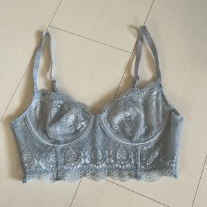Spetbh - Jättefin ljusblå spetsbh med bygel från gina tricot Den är i storlek XS💕