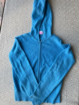 Blå kashmir hoodie - Klarblå kashmir hoodie ifrån FromFuture i storlek XS. Tecken på användning finns så som nopper och små fläckar på ärmen och dragkedjan men inget som är sådär jättetydligt enligt mig! Nypris är 2500kr och jag säljer för 380kr