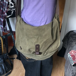 Grön väska🫶 - Grön axelväska :) jätteskön att bära och rymmer mycket! Grön med brunt axelband🫶