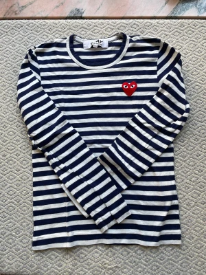Commes de Garcon långärmad randig t-shirt - Aldrig använd Commes de Garcon PLAY långärmad T-shirt i blå-vit randig i storlek XS. Nypris: 1400kr. Pris kan diskuteras