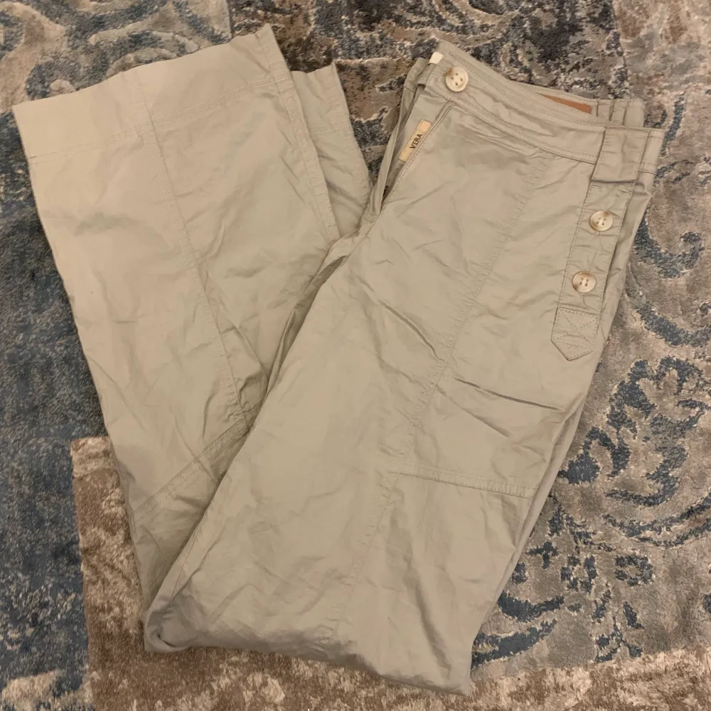 Jättesöta raka cargo byxor med knapp-detaljer!💗möts gärna upp i Uppsala!. Farkut & Housut.