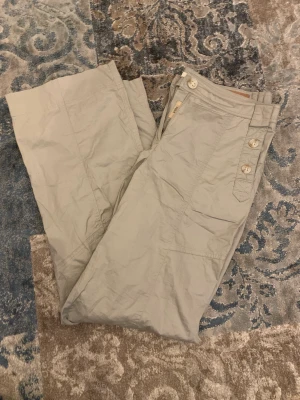 Straight cargo byxor - Jättesöta raka cargo byxor med knapp-detaljer!💗möts gärna upp i Uppsala!