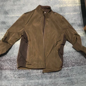 Jacka - Grön svart ytter jacka, typ oliv färgad