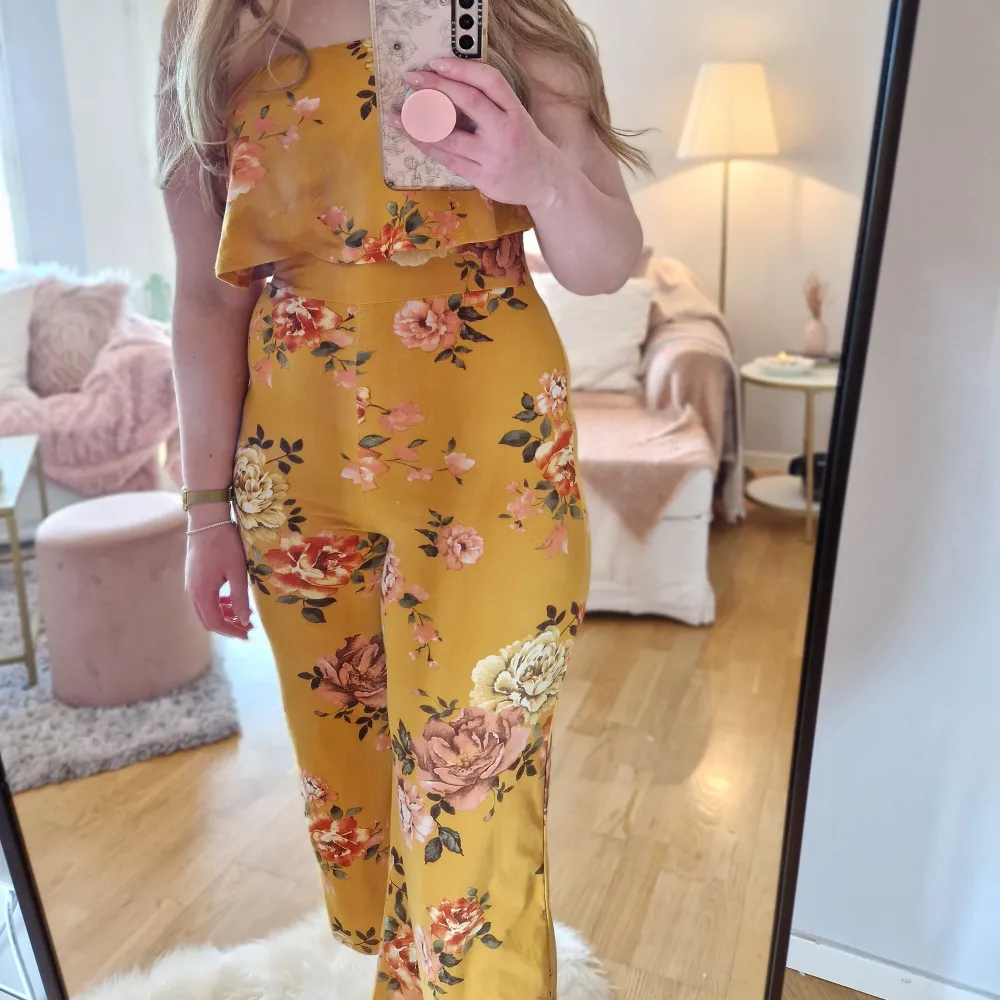 Otroligt mjuk och bekväm jumpsuit. Off the shoulder och härligt mönster💛 Köpt i USA. I och med den blekts lite lätt i färgen så bra pris! 3 FÖR TVÅ PÅ ALLT och fri frakt vid köp av minst 250 kr, kontakta mig då!🦋. Jeans & Byxor.