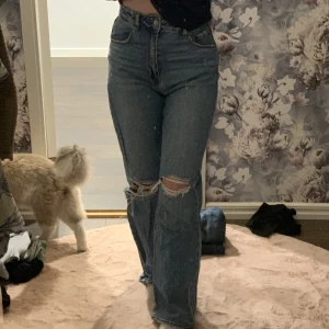 Jeans med hål - Högmidjade jeans från Veromoda, använda 2-3 gånger.