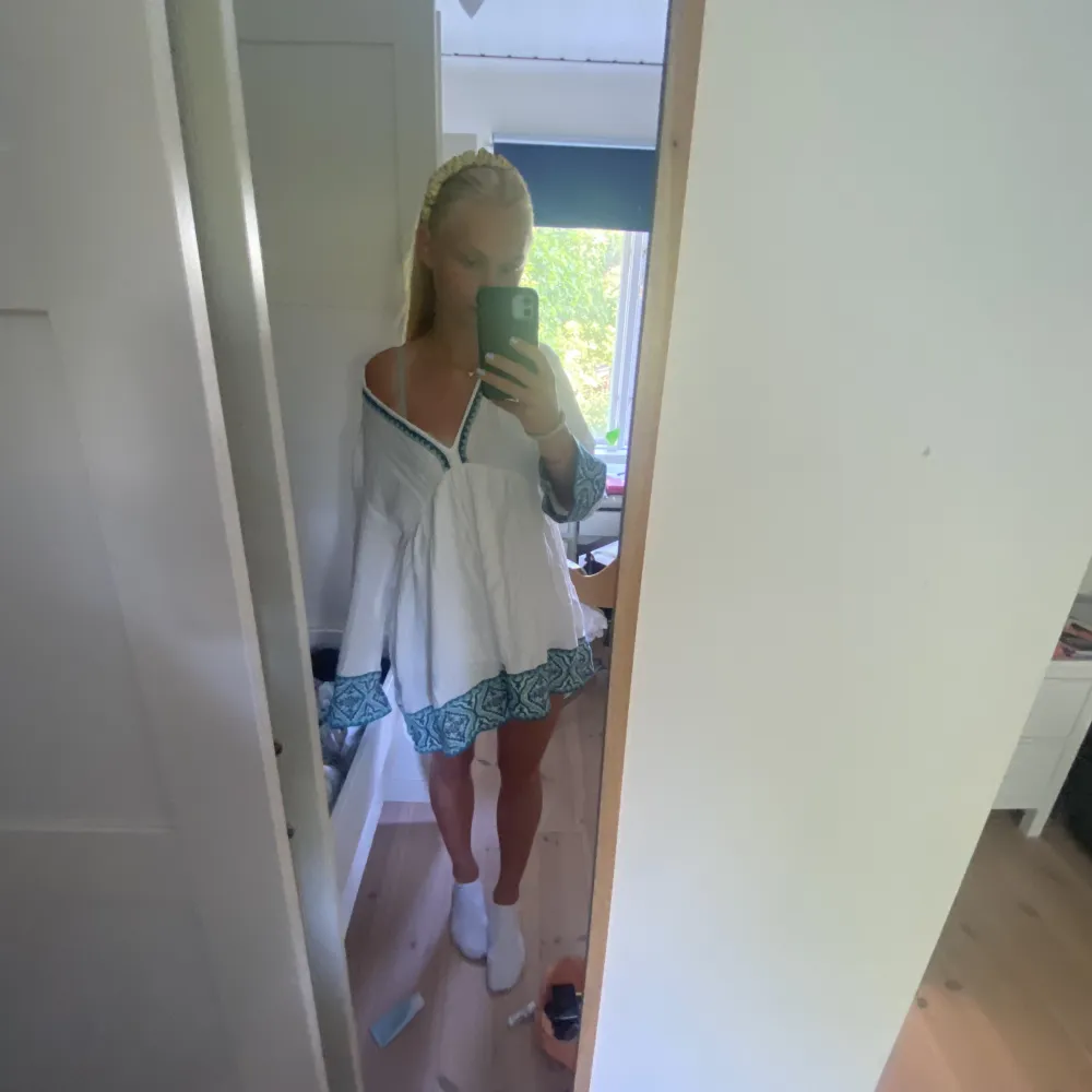 Jättesnygg sommarklänning som passar perfekt till alla resor i sommar, att ha över bikini eller på fest 🪅Säljer då den tyvärr är lite kort på mig . Klänningar.