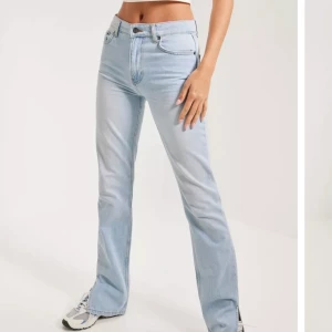 Nly jeans - Säljer dessa helt oanvända. För långa på mig tyvärr. Strlk 32 men passar en liten 34 förmodligen😍😍  Frakt ingår