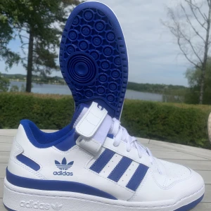 Adidasskor - Säljer min killes adidasskor då de inte är använda. De är i storlek 44 och perfekta nu till sommaren. Bara att höra av sig vid intresse😊