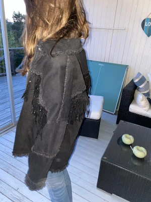 Jacka  - Denna as coola zara jacka som är helt slutsåld, använt fåtall gånger och är my let bra skick 😍🥰