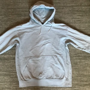 Ljusblå hoodie - En ljusblå huvtröja som är lite oversized. Används inte längre och är i bra skick.