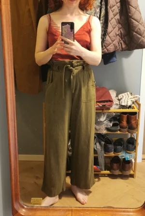 linnebyxor Vila, S - linnebyxor Vila, storlek XS-S.  Linne 55%, viscose 45% Vacker olivgrön. Använd väldigt lite. det finns ett litet märke - ett tillverkningsfel, inte så synligt - titta på bilden. Jag är 160 cm lång. Ny pris 699 sek