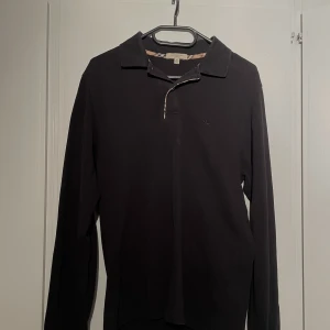 Burberry piké  - Säljer en riktigt snygg långärmad piké från burberry. Skriv för fler bilder eller frågor!