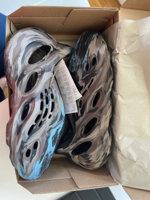 Yeezy foam rnr Mx cinder - Helt nya yeezy foam runner köpta på confirmed, i storlek 43