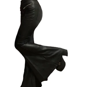 Utsvängda byxor - Snygga utsvängda skinnbyxor (ej äkta skin) från märket Killstar. Orginalpris:800 kr Storlek:xs Midjan: 70 cm innerben: 80 totala längden: 105. Tyvärr är de lite slitna på sömmen på några ställen.  Jag är 163 cm lång och har storlek s