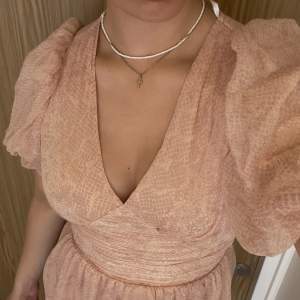 En fin smuts/puderrosa klänning som jag endast använt en gång på en skolavslutning. Storlek S från Vero Moda, nypris 499kr men säljer för betydligt billigare 🩷