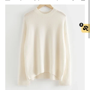 & Other Stories stickad tröja  - Säljer denna jätte fina stickade tröja från & other stories. I super skick inte nopprig alls. Perfekt att bara slänga över sig på en kallare sommar kväll eller även använda på de kalla vintrarna. Original pris är 890kr men jag säljer för 390, storlek S