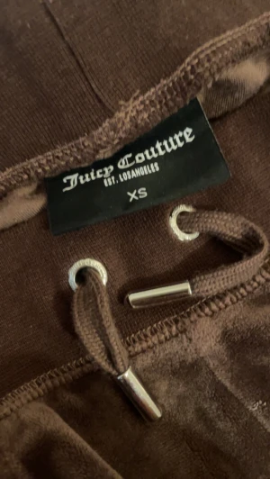 juicy byxor - Jag säljer dessa juicy couture byxor för att dem andvänds inte mer. Jag är 167 lång och dom sitter ganska bra i längden. Byxorna är i storlek Xs. Jag står för frakten och möts upp i göteborg