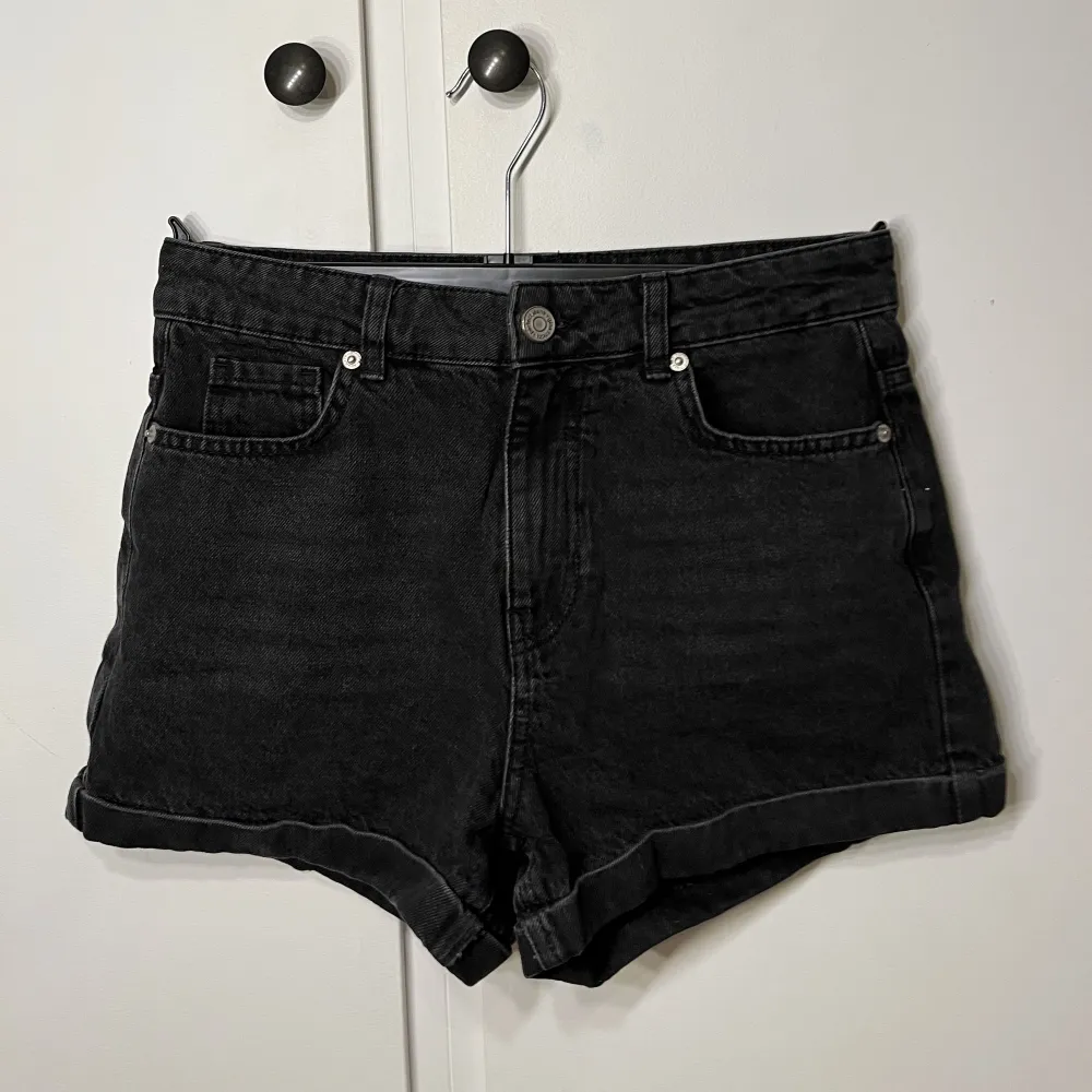 Svarta shorts från Gina Tricot🖤✨. Shorts.