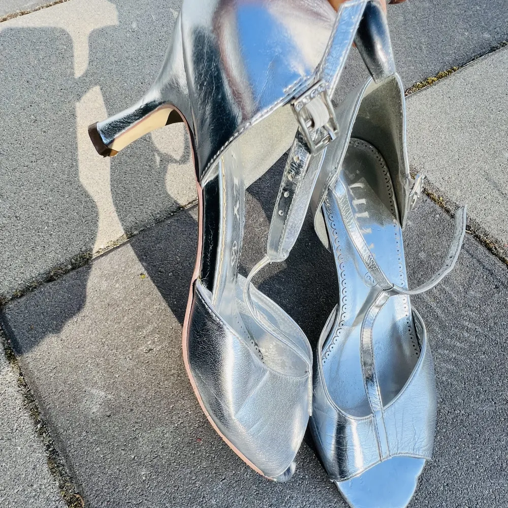 Dancing silver sandals (strl 37) 100:- Black winter shoes (strl 39/40) 110:- Beige winter shoes (strl 37) 100:-. Skor.