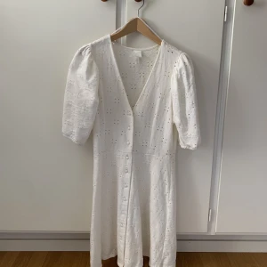 Söt vit klänning - Så fin klänning från H&M köpt förra sommaren, säljer pga för lite användning💞 Passar xs-m!! Har på mig klänningen i min profilbild men hittar tyvärr inte bilden!