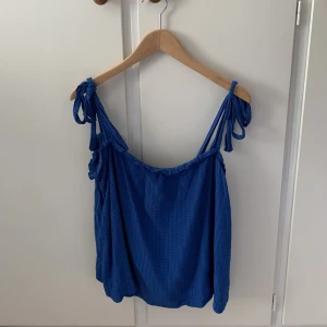Blå topp - Så snygg blå topp från H&M, köpt förra året! Strl xl men passar s-l beroende på hur man vill justera den, då banden går att knyta om⚡️