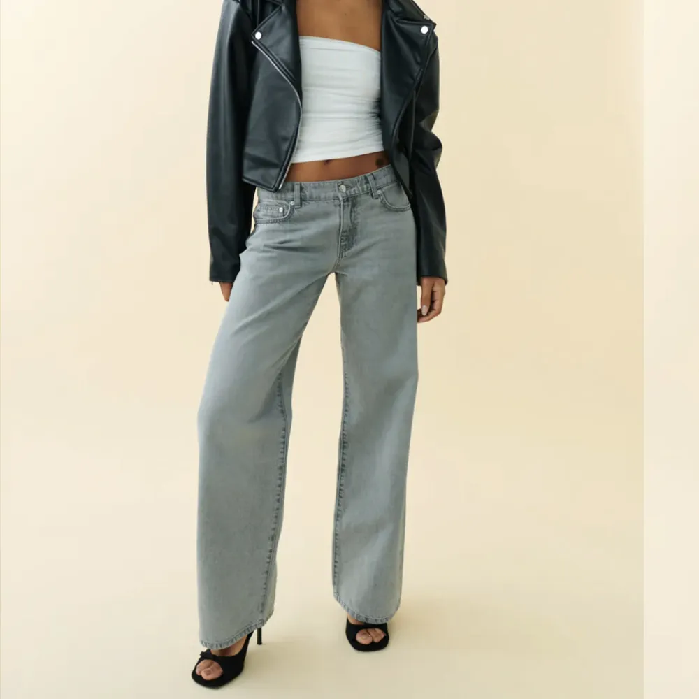 Oanvända low wide jeans feån Ginatricot . Jeans & Byxor.