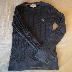 Marinblå Hampton Republic Tröja. Kan endast fraktas. - I nyskick, pris kan diskuteras.