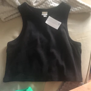 Ribbad linne  - Säljer en ribbad kort topp helt oanvänd 