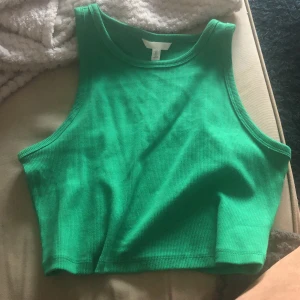 Ribbad topp  - Säljer en kort ribbad topp ny och oanvänd 