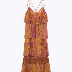 Säljer den här superfina långa klänningen med volanger. Väldigt bra skick, använd fåtal gånger!🧡