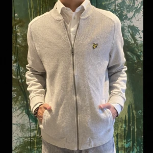 Zip Tröja  - En Lyle & Scott tröja med dragkedja som är helt oandvänd. Nypris 1100. Tröjan är en XL men liten i storlek, killen i bilden har vanligtvis M och är 186cm lång. Köparen står för fraktkostnader. Priset kan även diskuteras så hör gärna av er