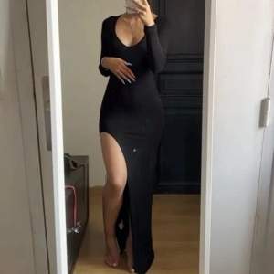 En svart långärmad klänning som är lång i längden. Den sitter tajt och formar kroppens kurvor väldigt fint, klänningen är använd 2 gånger ute men har mest blivit hängandes i garderoben. Den är i storlek M men är mindre i storleken. Säljer den för 150kr❤️