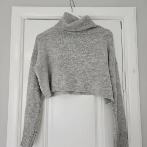 Stickad tröja - Superfin stickad tröja med hög hals. Jätteskön nu inför hösten! Använt men fint skick. Står tyvärr ej storlek i tröjan men sitter ungefär som en S.