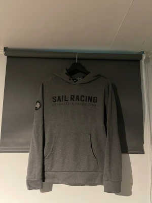 Sail racing hoddie  - Sail racing hoddie   Storlek 170  Använd typ 3 gånger och är i väldigt bra skick
