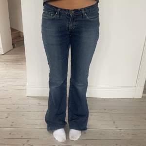 Snygga lågmidjade jeans! Midjemått tvärs över:39 cm Innerbenslängd:78 cm