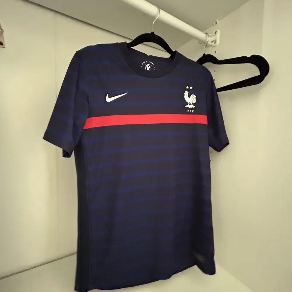 Frankrike fotbollströja  Storlek xl barn - 158- 170 cm Nike Från säsongen 21-23. T-shirts.