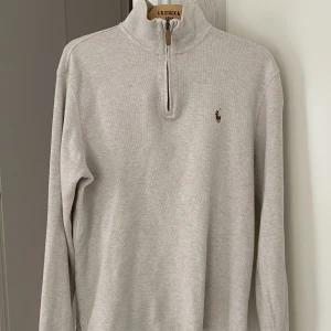 Polo Ralph Lauren half zip - En fin halfzip som nästan är oanvänd. Skick 9/10. Nypris 1500kr. 