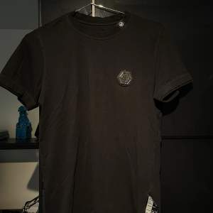 Stilren svart t-shirt från Philipp plein. Använd men gott skick. 