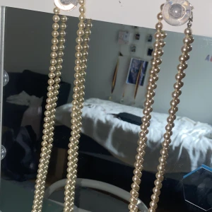 Halsband - Hej jag säljer två styckna pärlhalsband från glitter 25 kr/styck💗