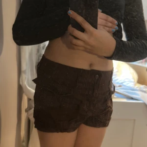  lågmidjade shorts -  lågmidjade bruna cargo shorts köpte dom för typ 6 månader sen och har bara använd dom typ 3 gånger så nästa helt nya 