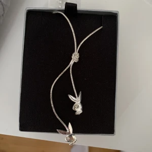 Halsband  - Här är ett superfint Playboy halsband, oanvänt🤩