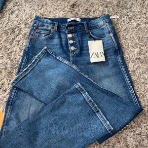 Säljer ett par bootcut jeans ifrån zara💓 - Super snygga lågmidjade bootcut jeans ifrån zara. Helt oandvända, lappen kvar💓 pris kan diskuteras🥰