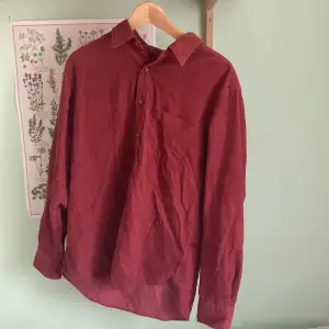 Röd Manchester skjorta med ficka från uniqlo