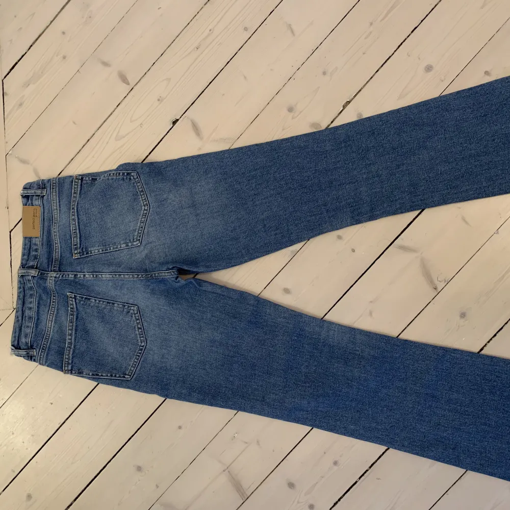 Mellanblå raka jeans från Gina Tricot i storlek 36. Så snygga men tyvärr för små . Jeans & Byxor.